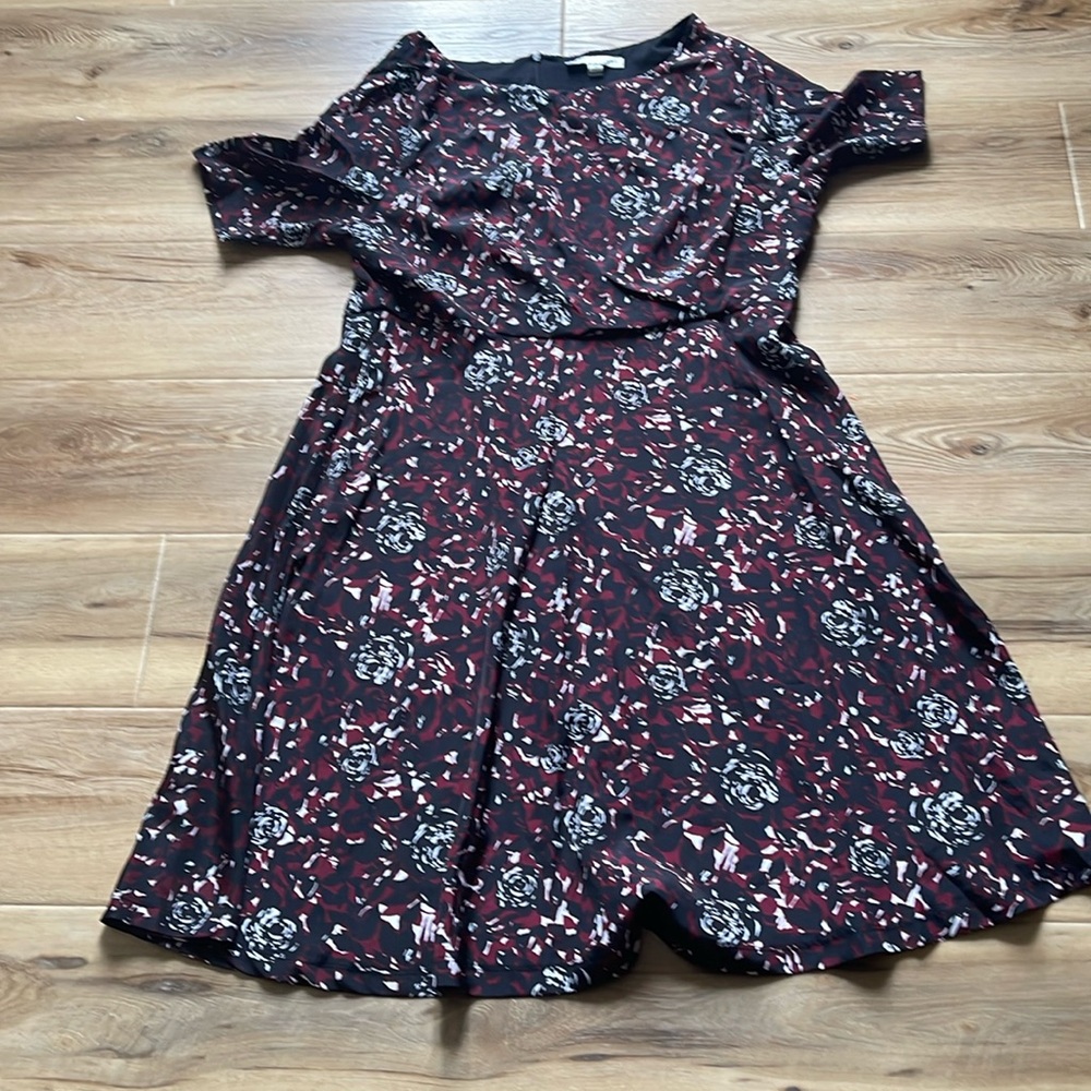 Larry Levine Fashion Style Black Burgundy And White Dress Floral Design Size 16